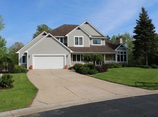 1560 Falconcrest Dr NE, Grand Rapids, MI 49525