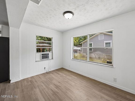 4th image of 3533 DEER Street