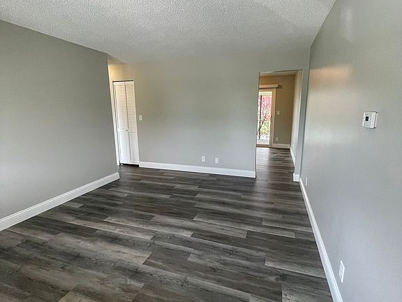 3rd image of 905 Manor Dr #8