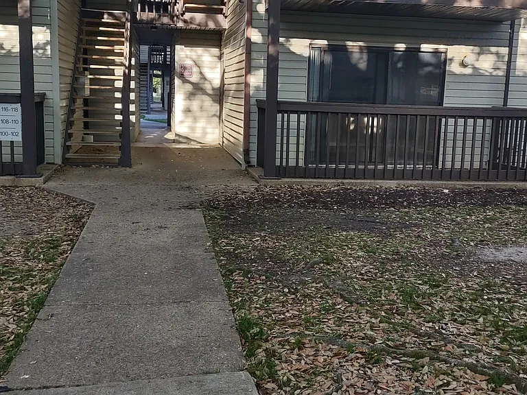 102 Wells Ct — Photo 1