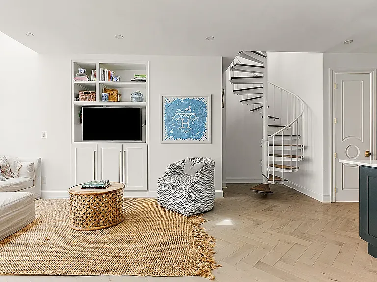 529 W 42nd St #9RR — Photo 3