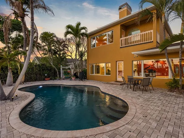 11260 5th St E, Treasure Island, FL 33706