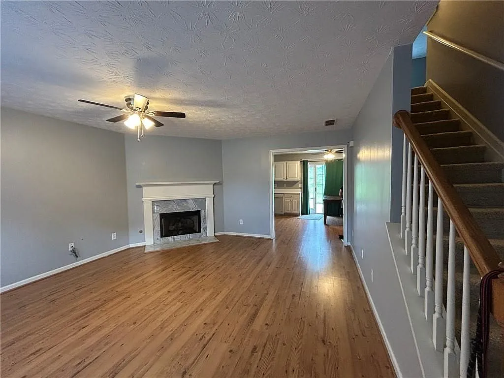3 bed, 3.0 bath, 9148 sqft, $2,150 — Photo 3