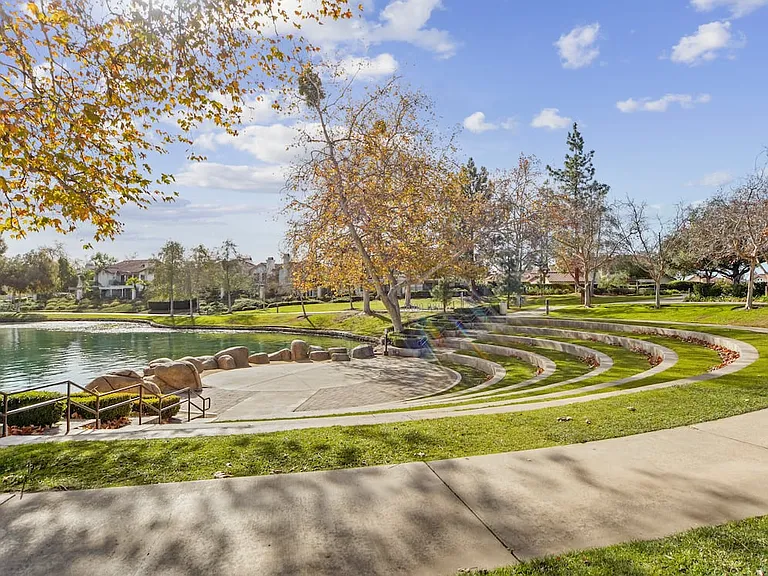 Local amphitheaters include Central Park Amphitheater and Lakeshore Amphitheater