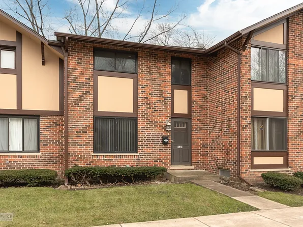 1S211 Stratford Ln #211, Villa Park, IL 60181