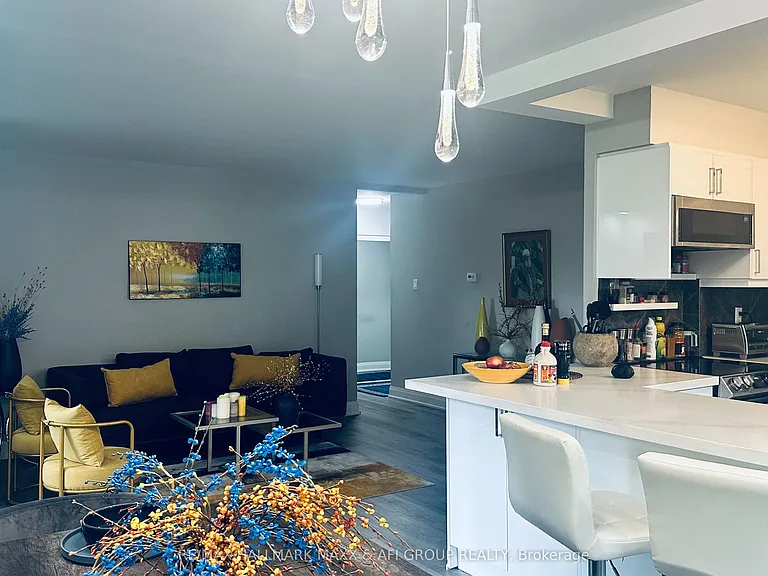 15390 Yonge St #201 — Photo 13