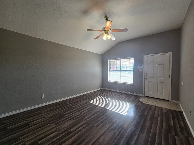 4207 Thunder Creek Dr — Photo 4