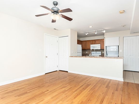 5th image of 3447 Ridgeland Ave Unit 203