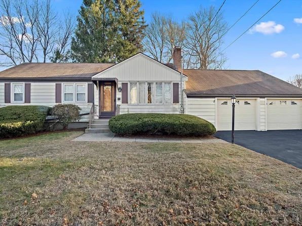 11 Day Cir, Woburn, MA 01801