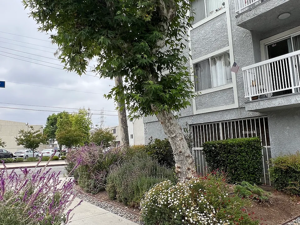 5544 Yolanda Ave #203