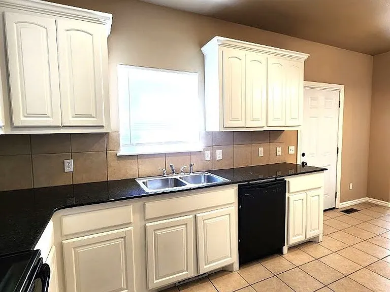 13705 & 13707 Oxford Dr — Photo 18