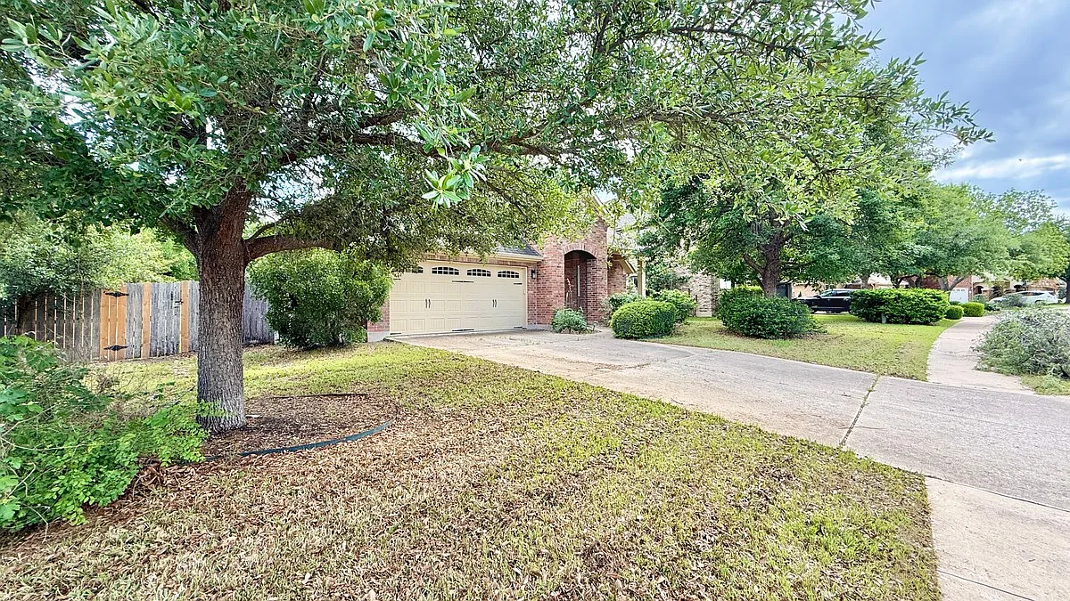 4 bed, 2.0 bath, 2547 sqft, $2,500 — Photo 2