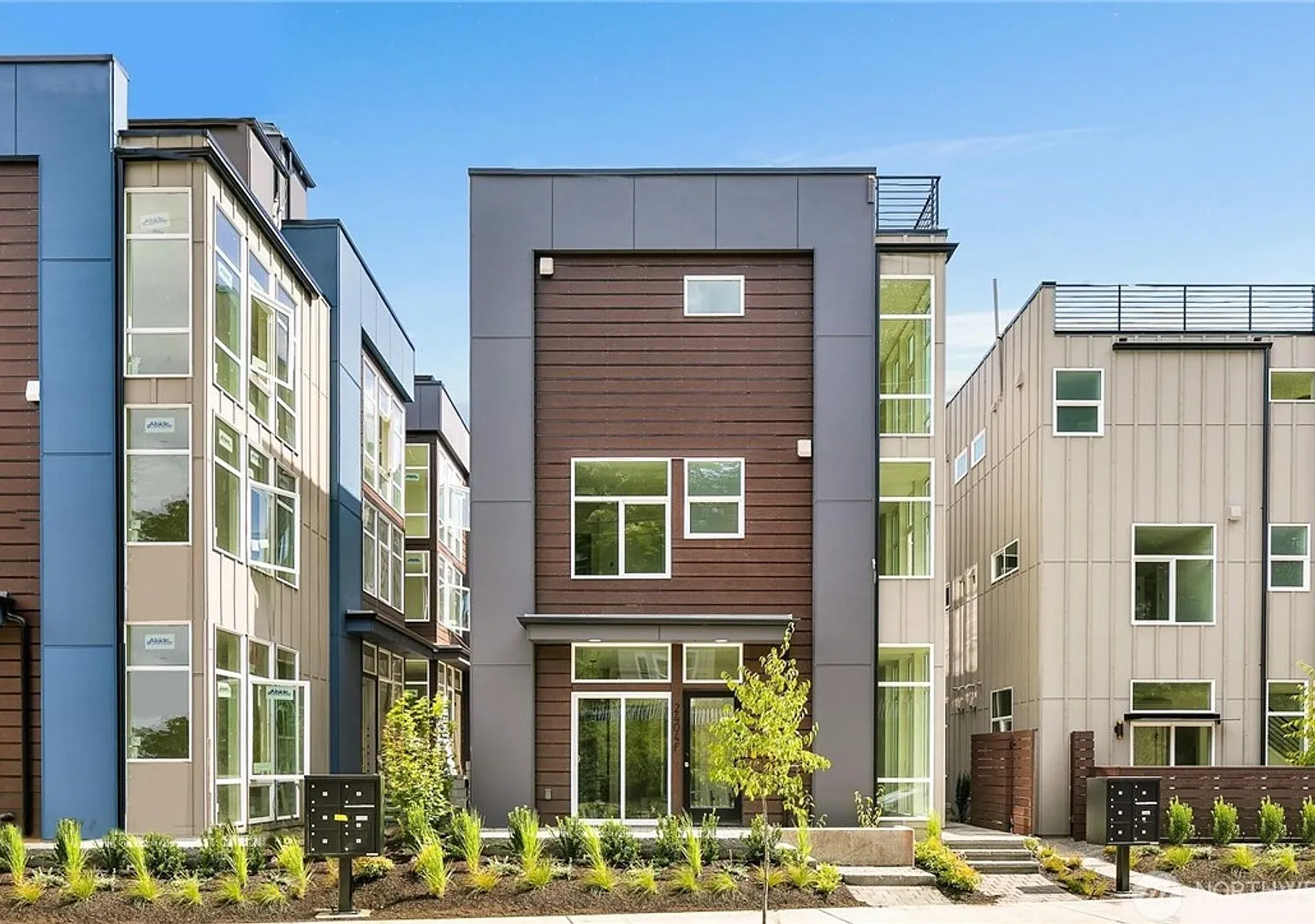Sunny and Modern 2 bed/2 Bath Townhouse in Queen Anne — Photo 1