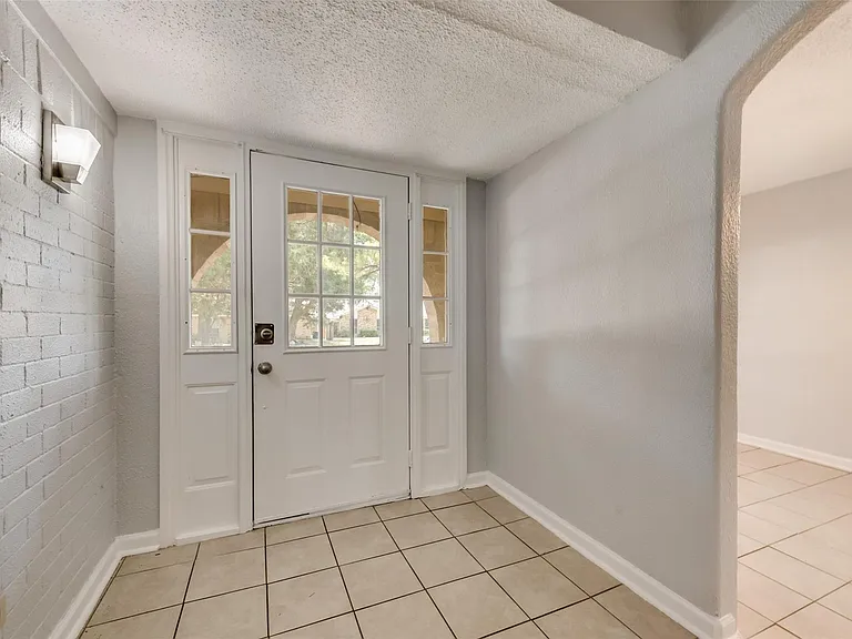 5209 Daytona Dr — Photo 2