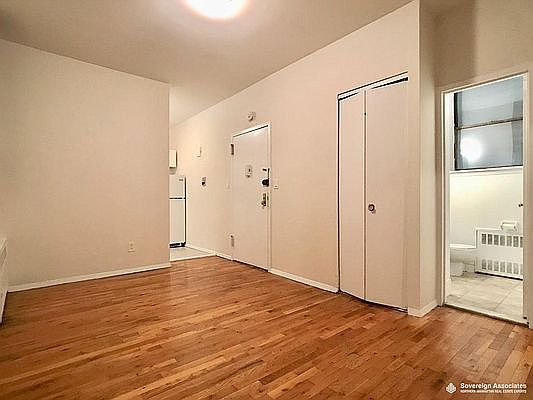 3rd image of 941 Amsterdam Ave #1R