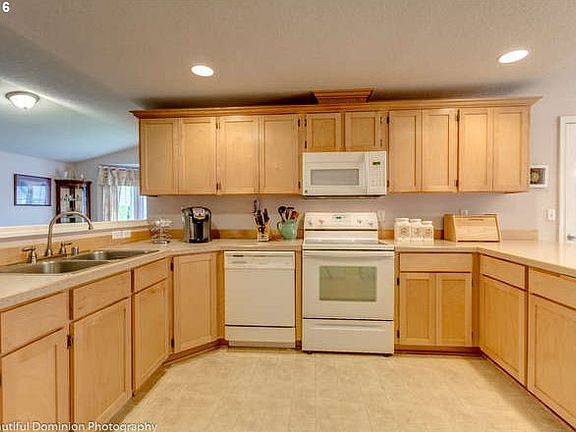 5th image of 9810 NE 61st Ct