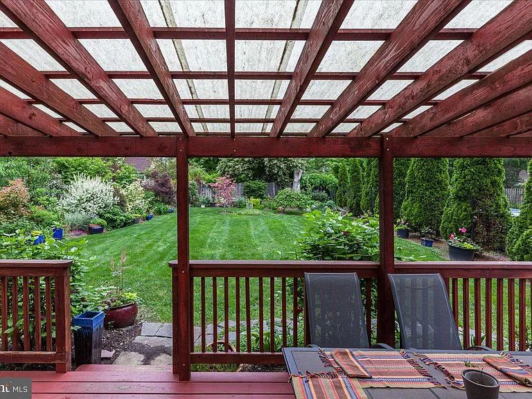 394 Franklin Ave — Photo 27