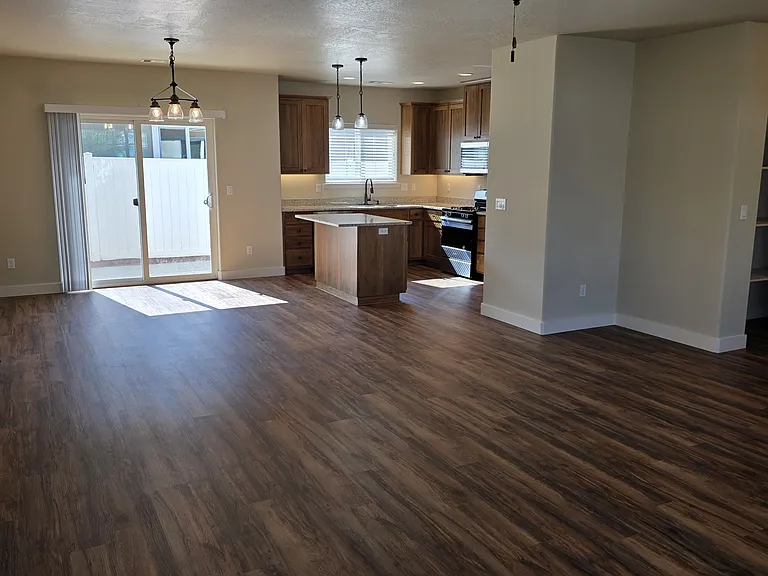 918 SW Blackberry Ln — Photo 2