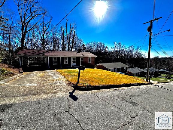 2nd image of 905 Meadow Ln