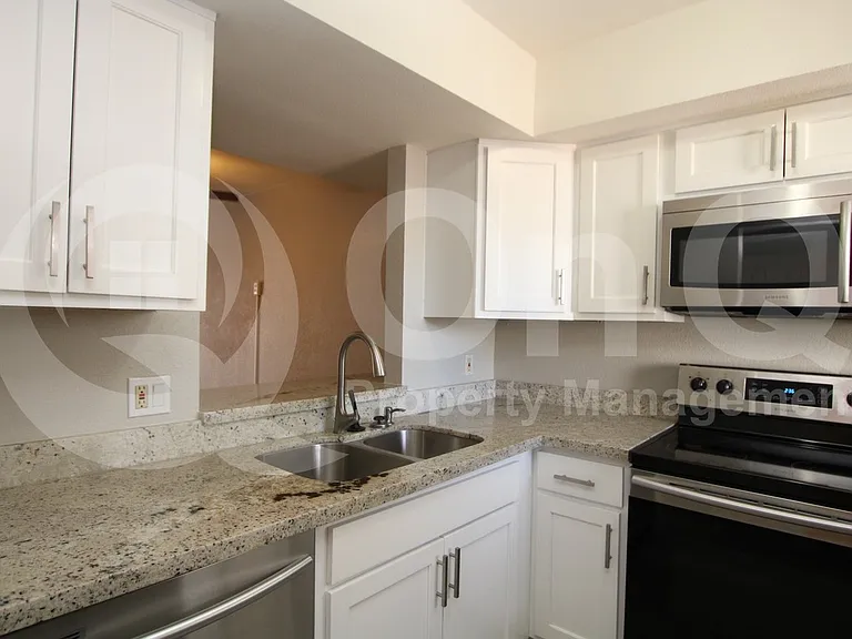2807 E Paradise Ln #101 — Photo 2