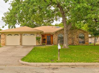 1913 Ridge Oak St, Fort Worth, TX 76112