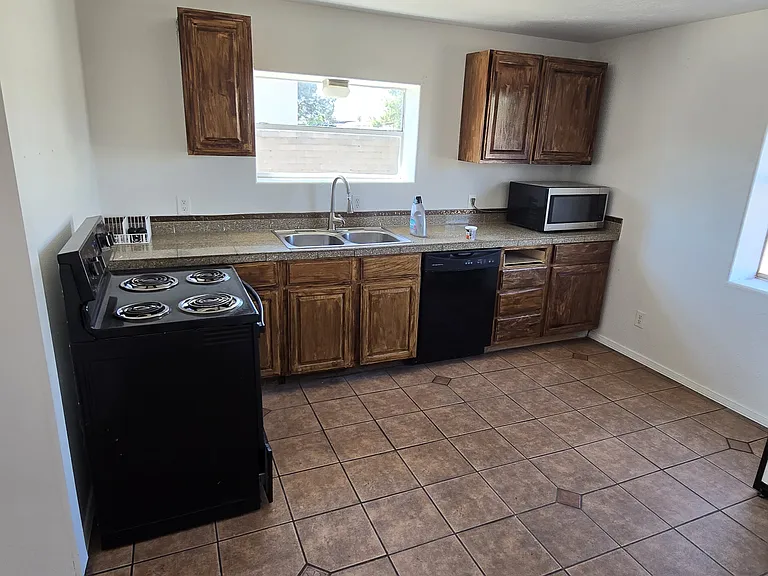 1805 N Valley Dr — Photo 2