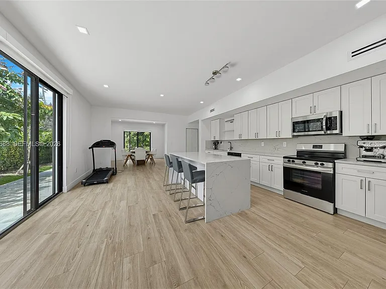180 SW 38th Ct — Photo 7