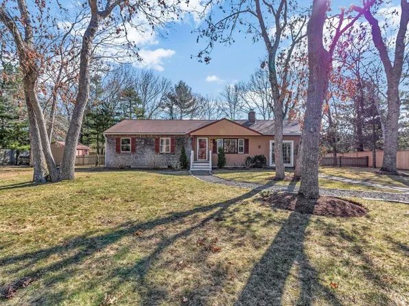 26 Rainbow Lane, Mashpee, MA 02649