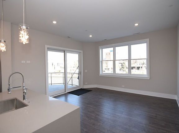 5th image of 10 W Illinois St #2D