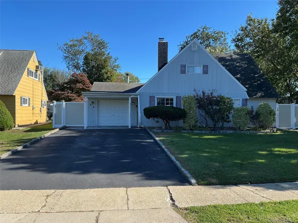 29 Cottonwood Lane, Westbury, NY 11590