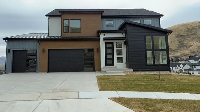 1691 W Royal Cir
