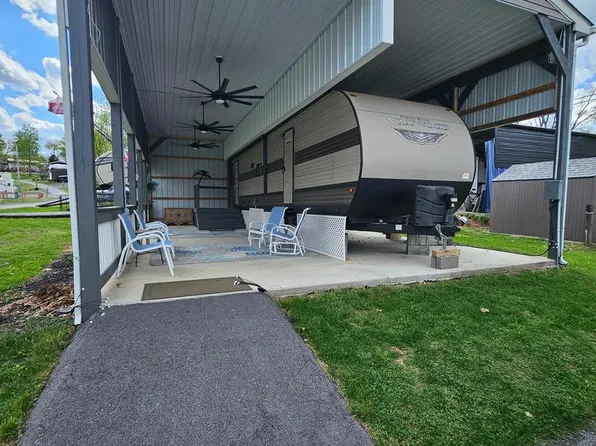 15&16 Poison Oaks, Falling Waters, WV 25419