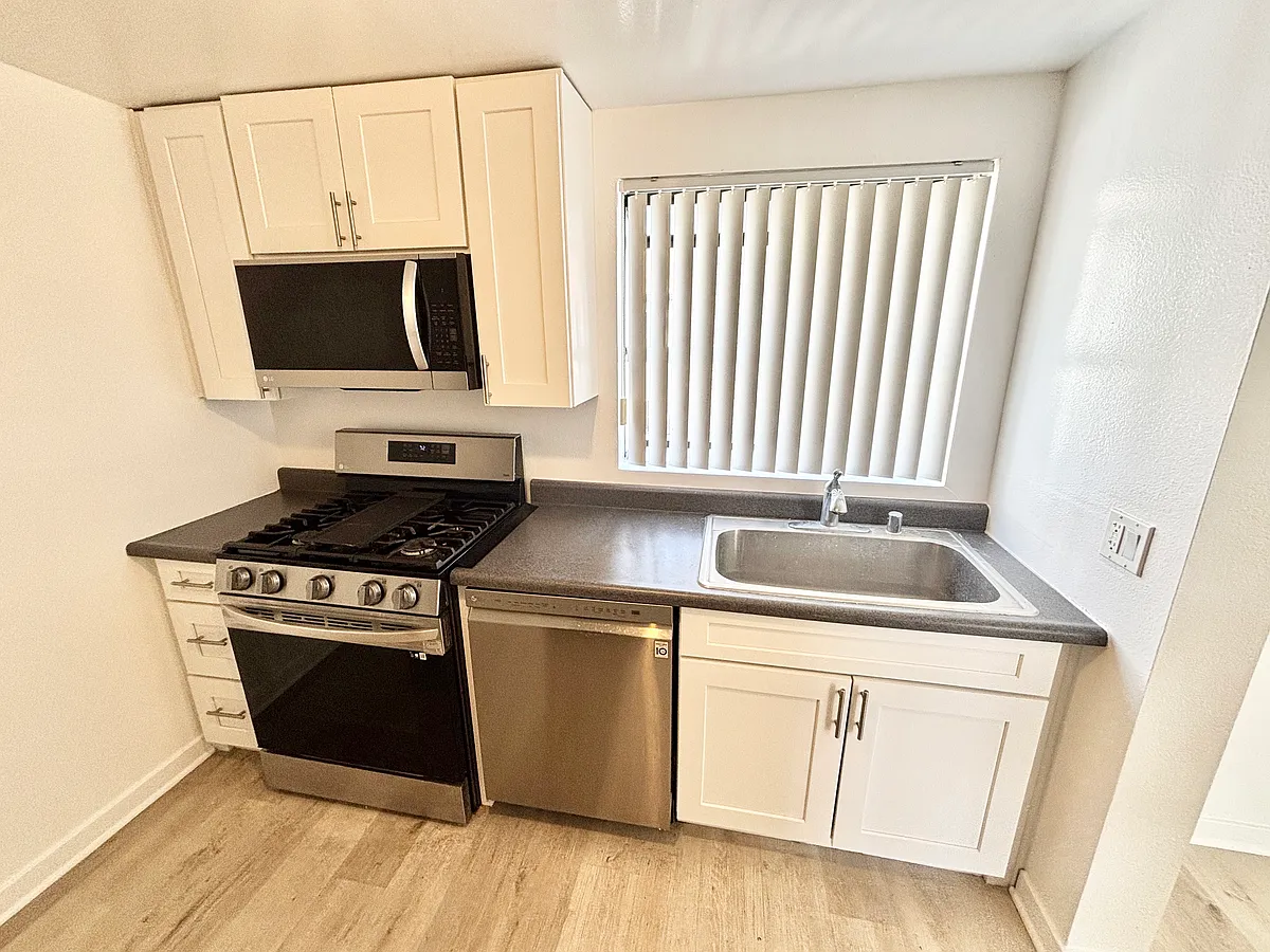 Building Photo - 555 Oak St #301