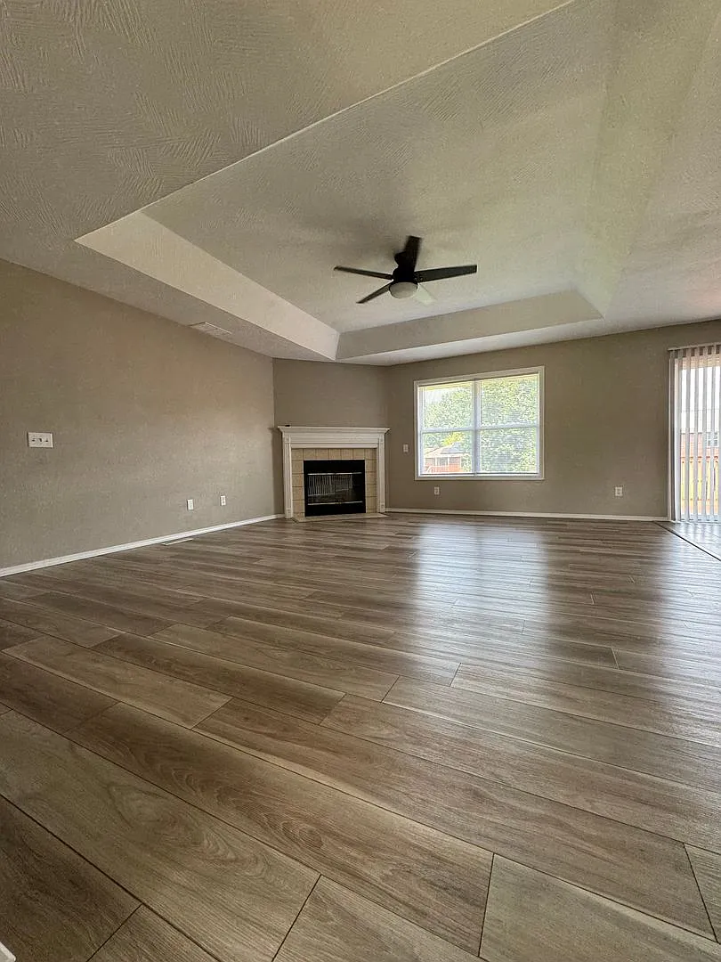 Beautiful Large corner lot 4 bedroom 3 full bathroom 2 car garage with 3 living rooms and much mo... — Photo 3