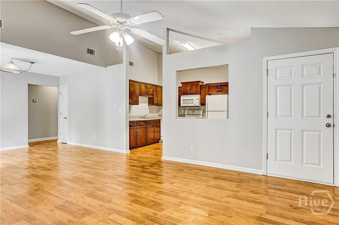 3 bed, 2.0 bath, 1224 sqft, $1,900 — Photo 3