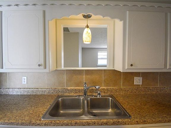 5th image of 700 Elmwood Dr