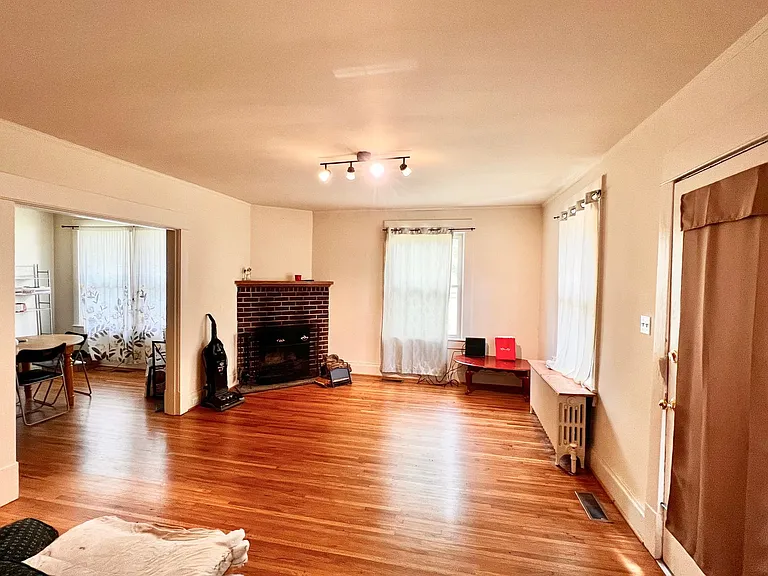 1901 Jefferson Park Ave — Photo 4