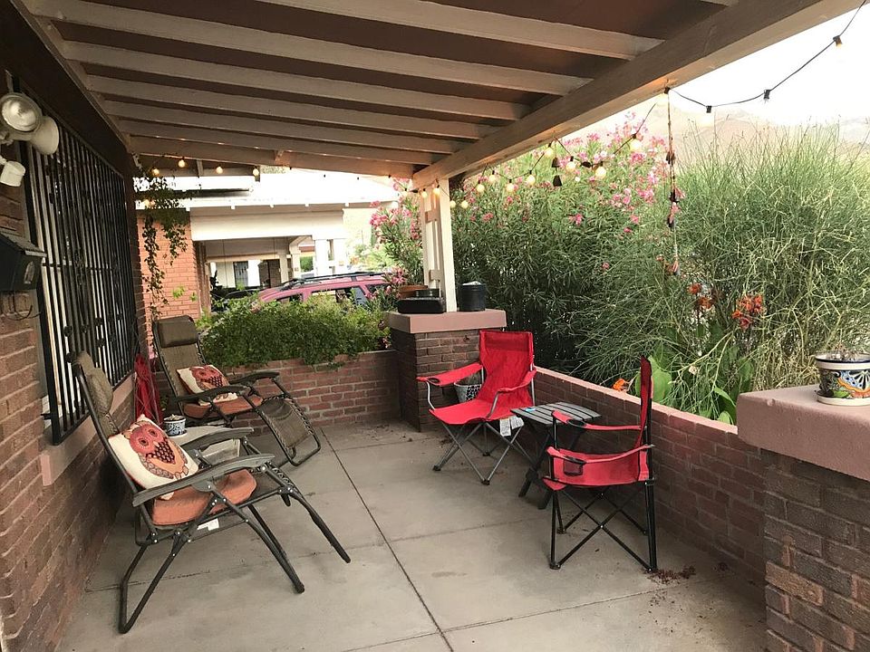 Wrap-around porch (other side not pictured)