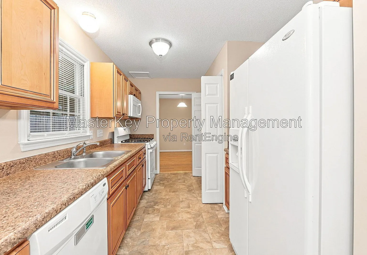 3 bed, 2.5 bath, 1800 sqft, $2,095 — Photo 2