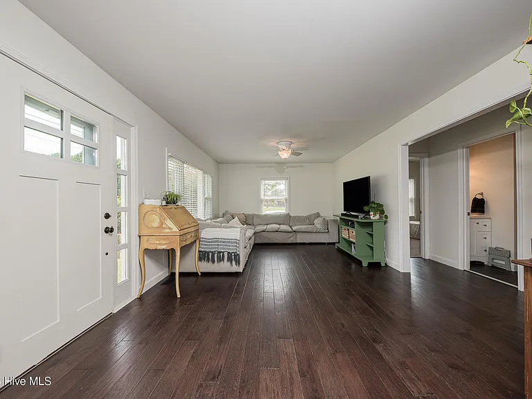 670 Queens Creek Rd — Photo 4