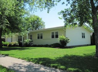 934 Foxcrest Dr, Charleston, IL