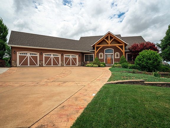 3rd image of 2222 Pinecrest Cir
