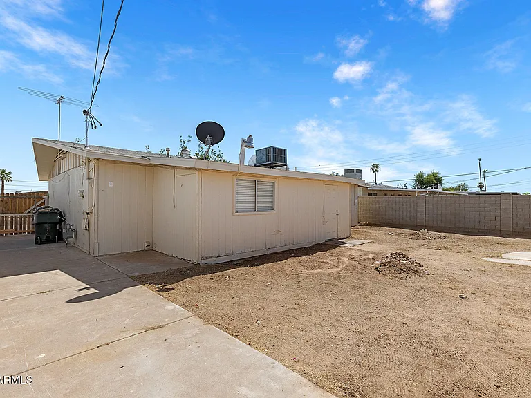2246 W Sierra St — Photo 40