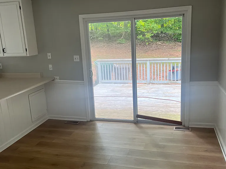 942 Ivy Ln — Photo 5