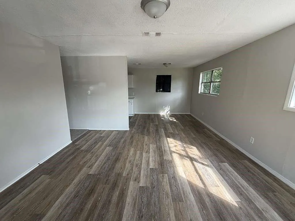 4 bed, 2.0 bath, 1152 sqft, $1,569 — Photo 3