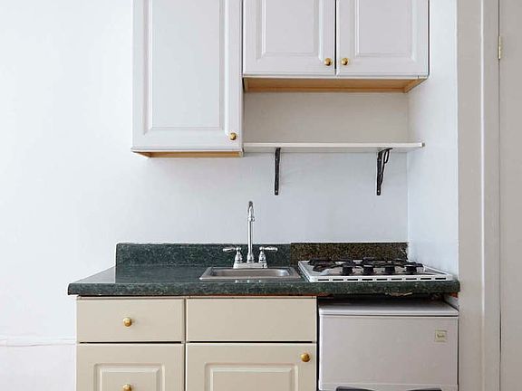 4th image of 319 W 75th St #15