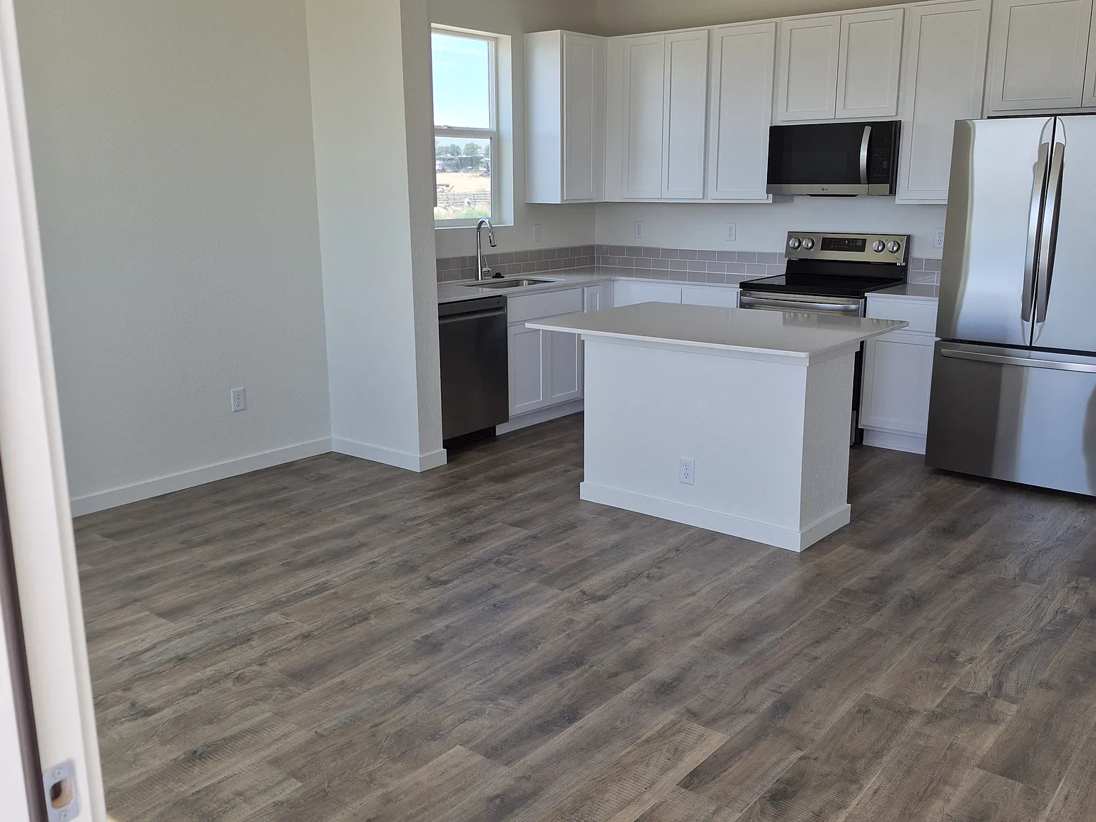 2 bed, 1040 sqft, $2,100 — Photo 2