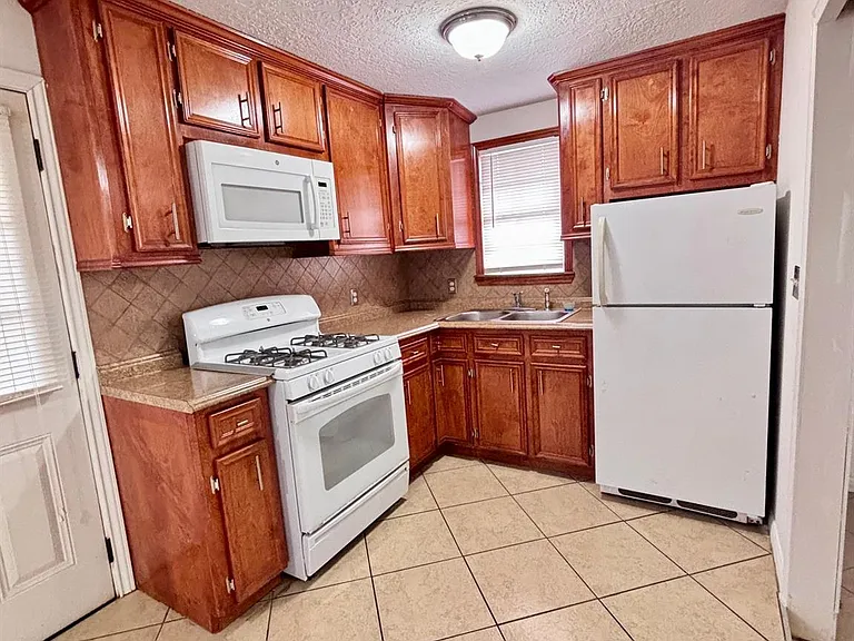 7618 Linden St — Photo 8