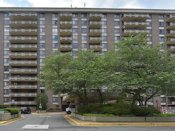 Unit on the 9th floor balcony facing Tyson's mall