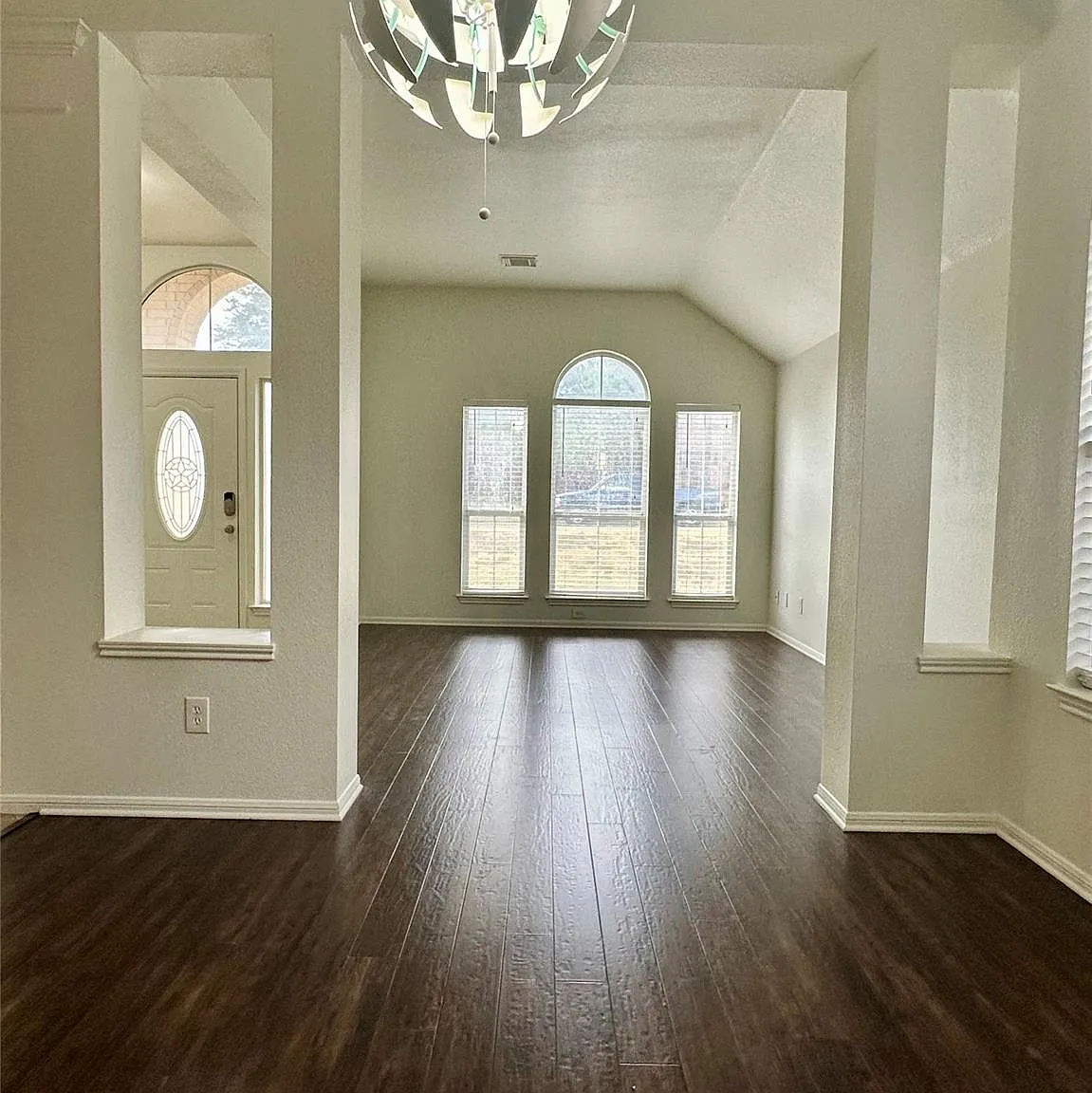 4 bed, 2.0 bath, 2576 sqft, $2,500 — Photo 3